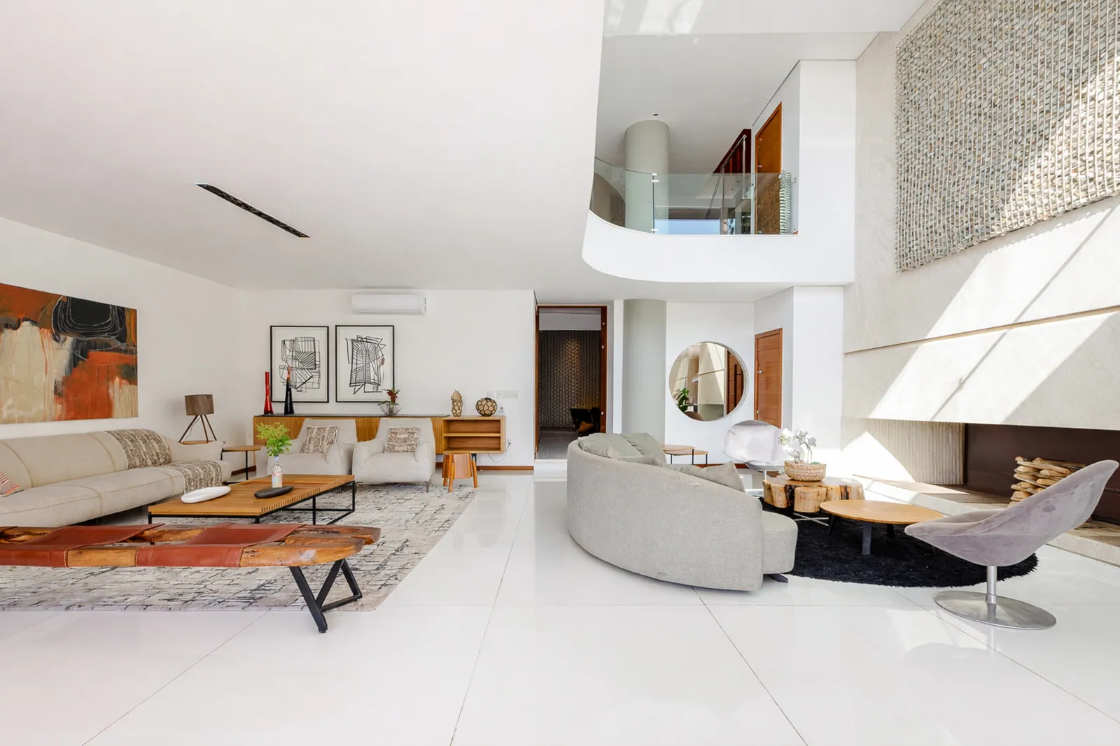 El salón a doble altura, todo en blanco