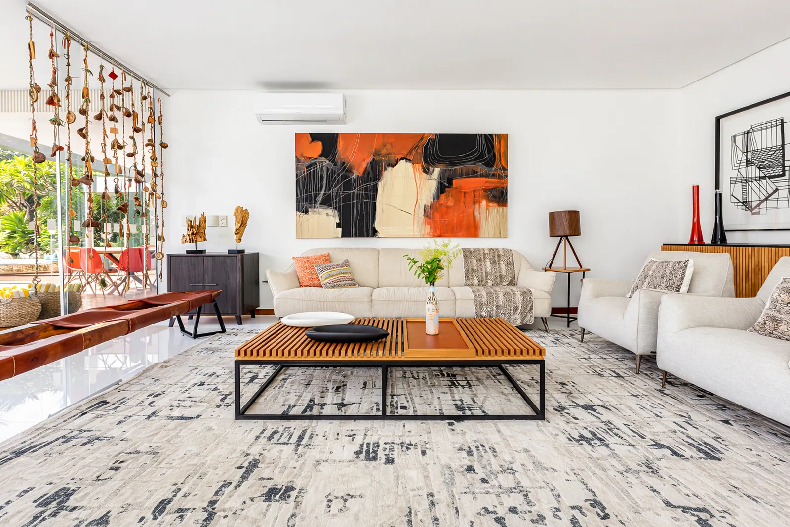 Salón con lienzo contemporáneo y mesa baja