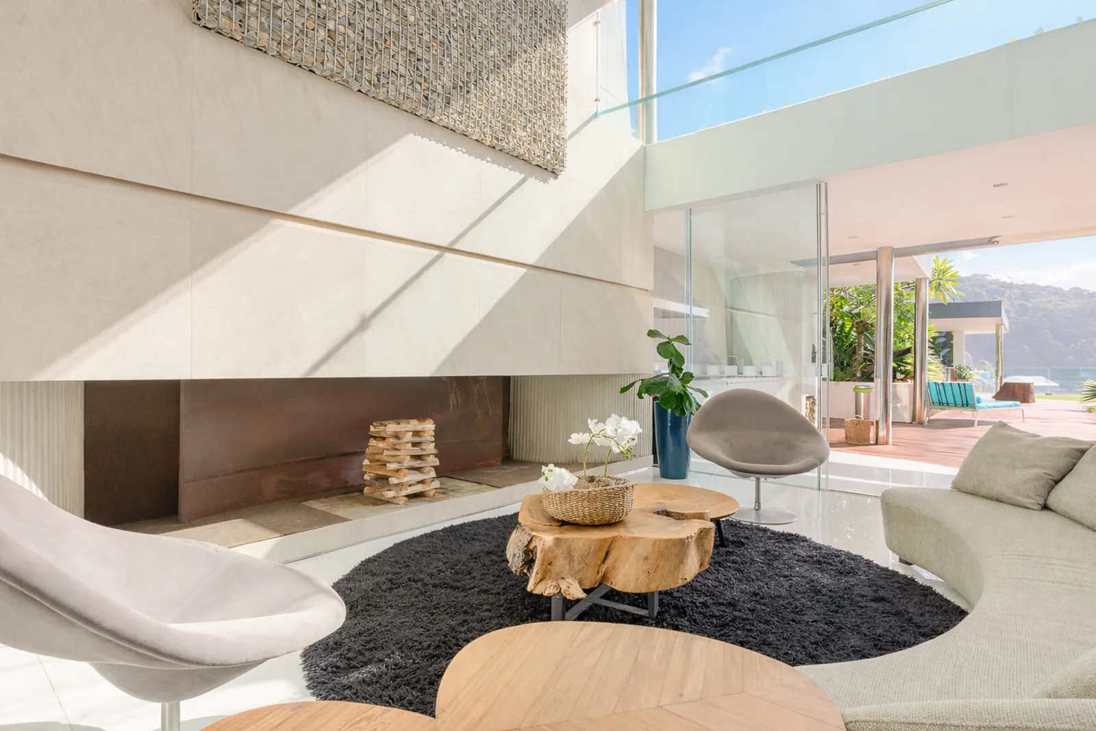 Asientos en hormigón y blanco, el jardín a través del cristal