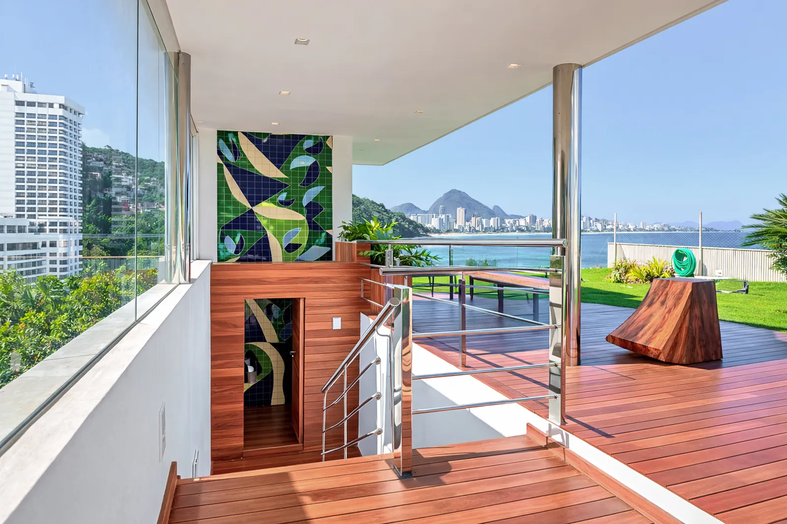 Cristal, mosaico y cubierta de madera, con la costa a lo lejos