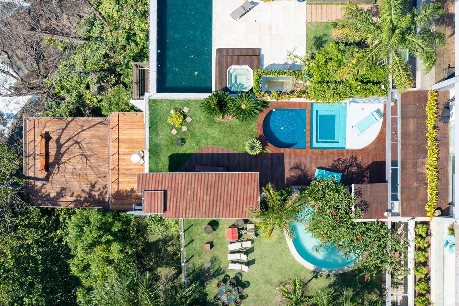 El jardín, la piscina y las terrazas vistos desde arriba