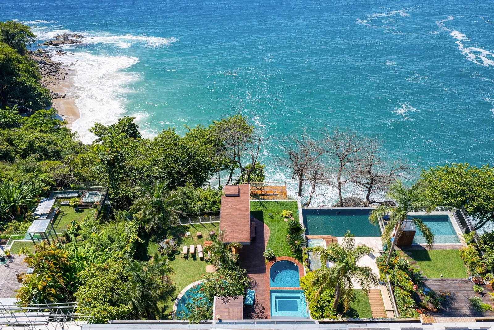 El jardín cayendo hacia las rocas y el mar abierto