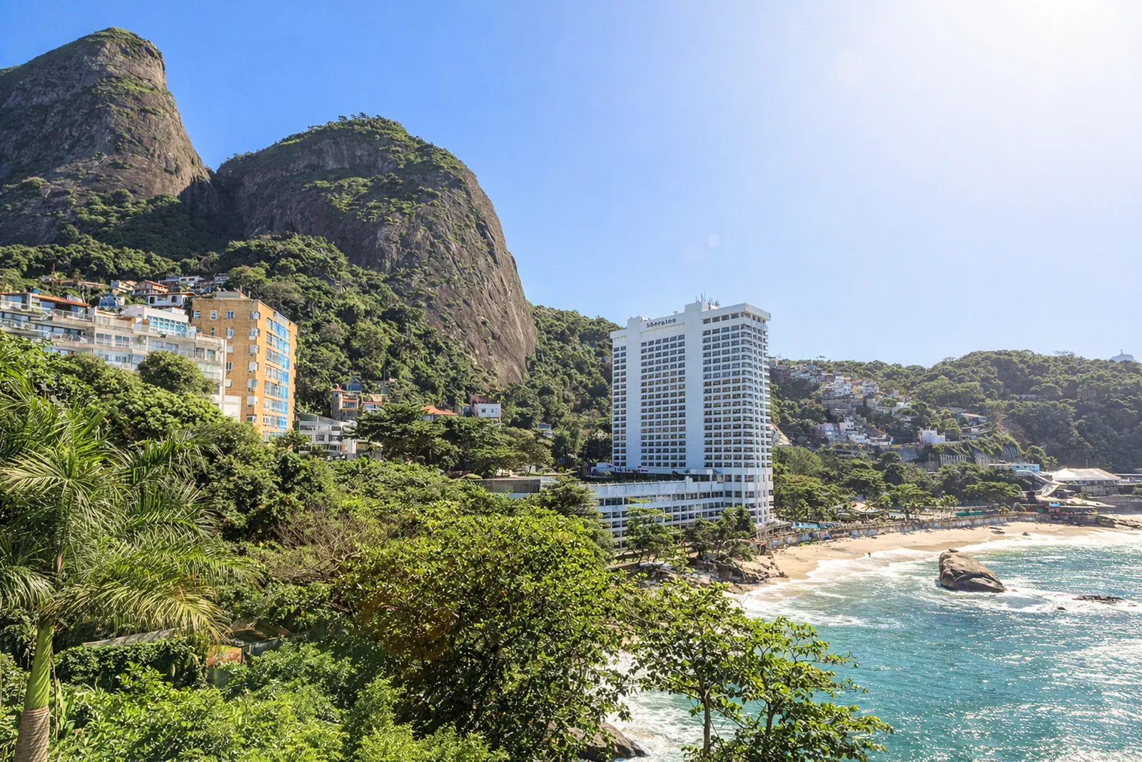 Los Dois Irmãos sobre la cala, con la carretera de la costa abajo