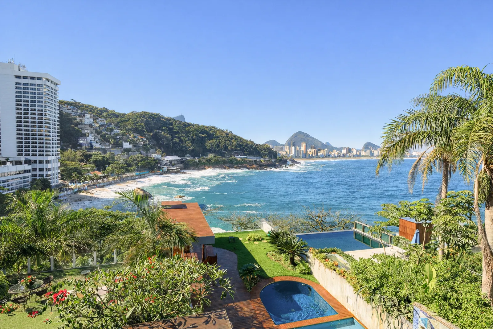 El jardín y las piscinas sobre la costa, hacia Ipanema