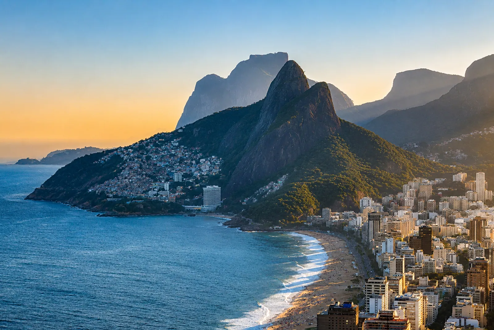 Los Dois Irmãos al atardecer, la bahía dorándose