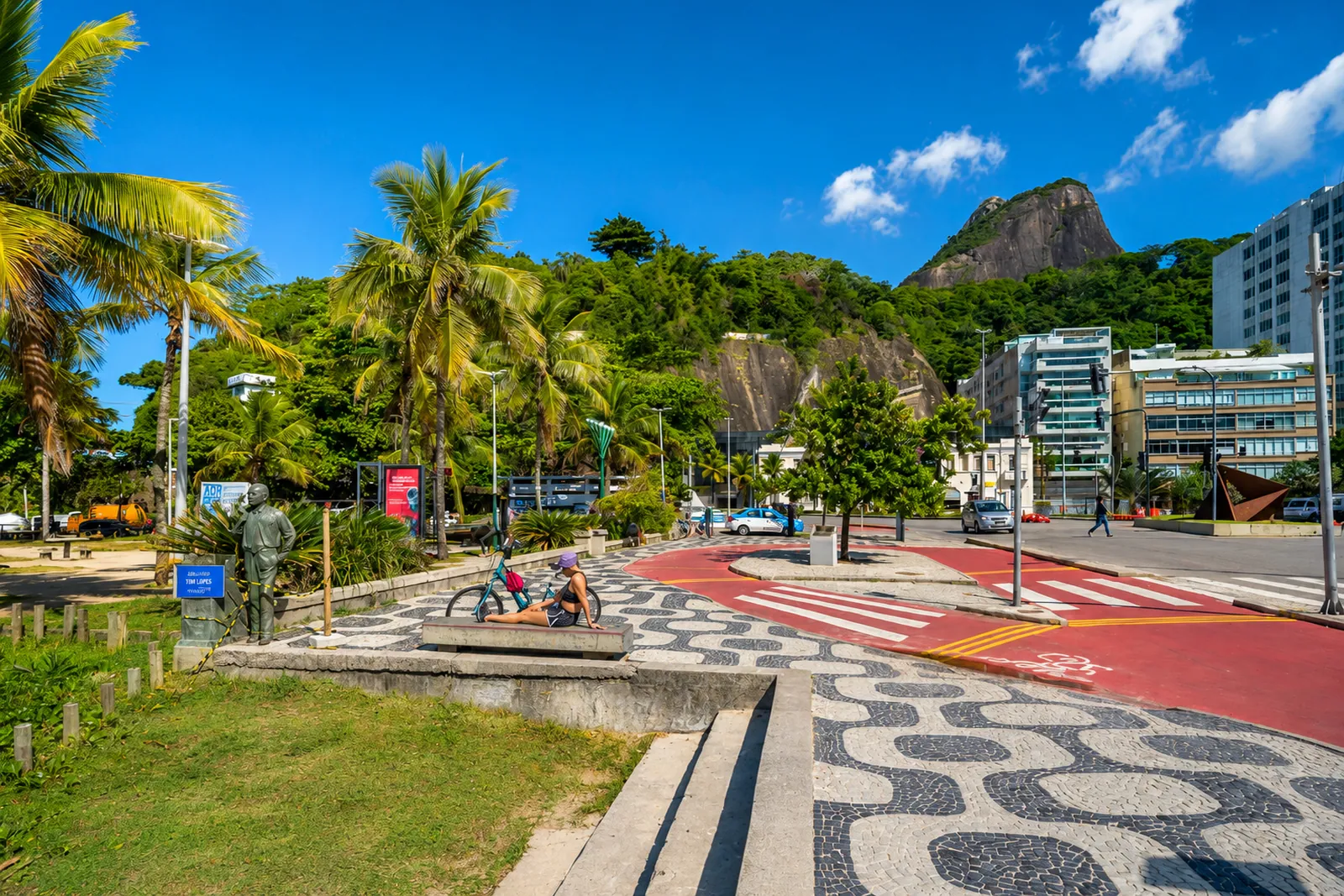 El paseo de olas y sus palmeras a lo largo de la playa