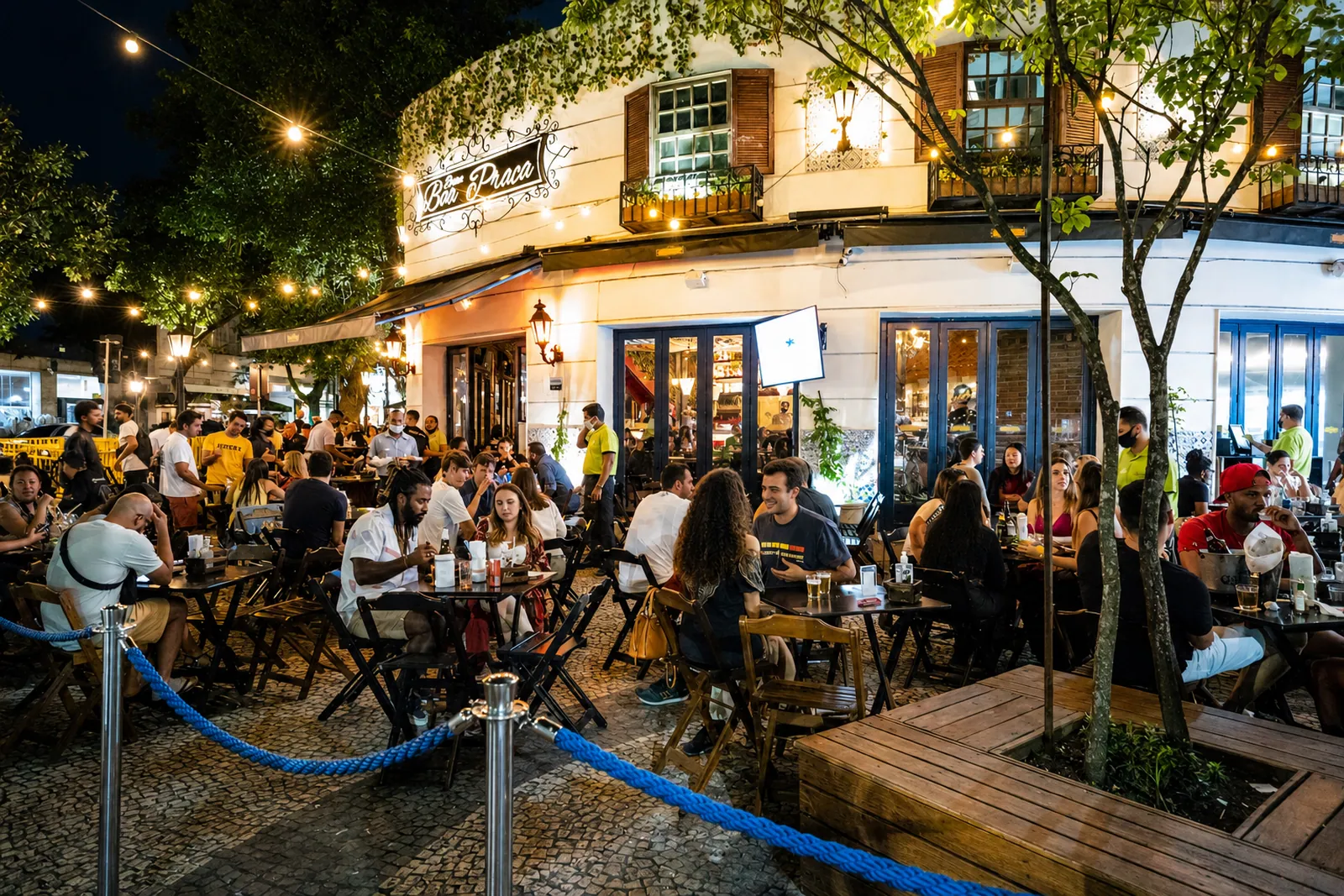 Una terraza de café llenándose al anochecer