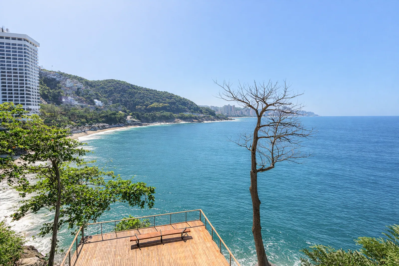 La cubierta más cercana al agua, con la costa siguiendo hacia Ipanema