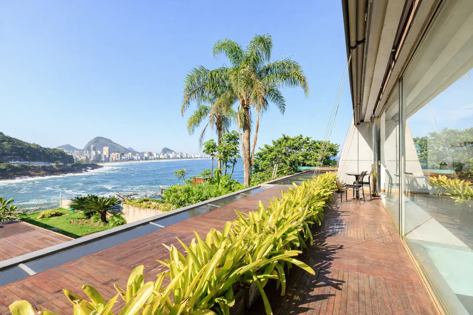 La cubierta superior sobre el jardín, palmeras y el mar al fondo