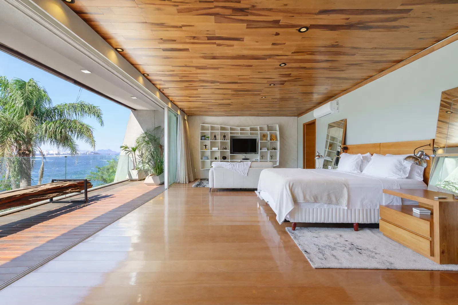 La suite principal bajo su techo de madera, abriéndose a la terraza