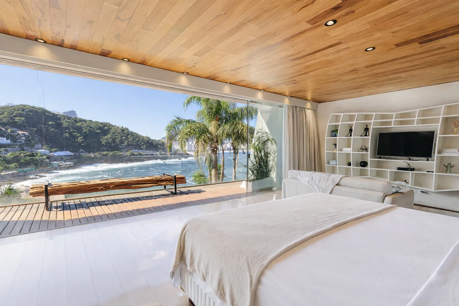 Dormitorio bajo el techo de madera, el mar a lo largo de toda la ventana