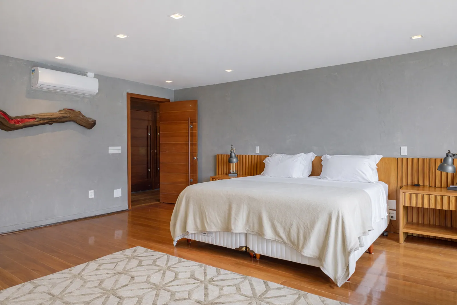 Dormitorio en gris suave, con suelo de madera en toda su extensión