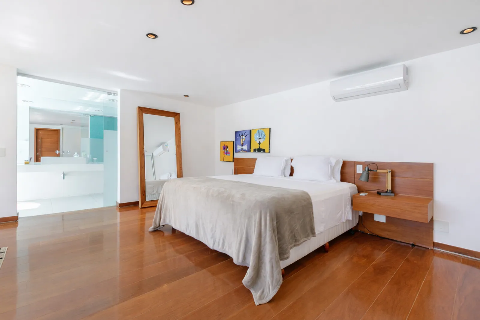 Dormitorio con el baño abierto al otro lado de la puerta