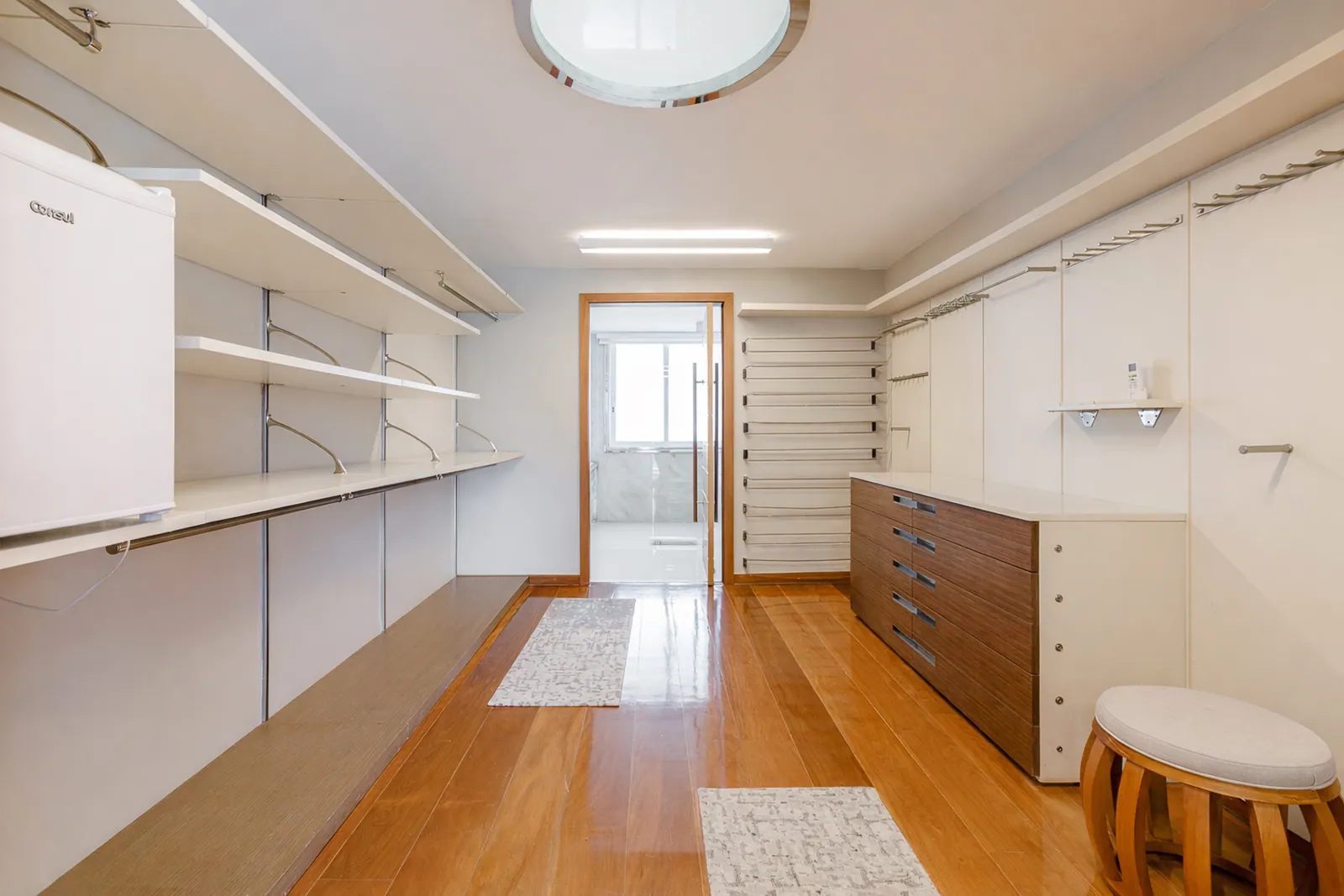 Vestidor con estantes abiertos y cajones